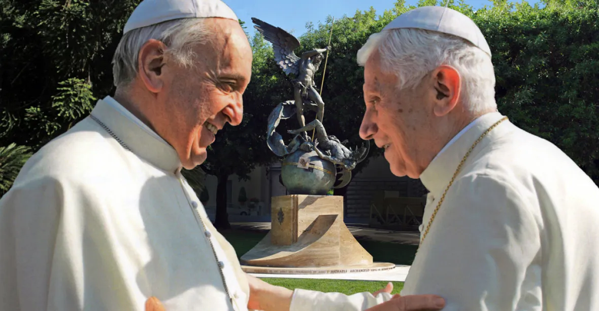 Spor o celibát: Papež František připouští výjimky, Benedikt XVI. je proti