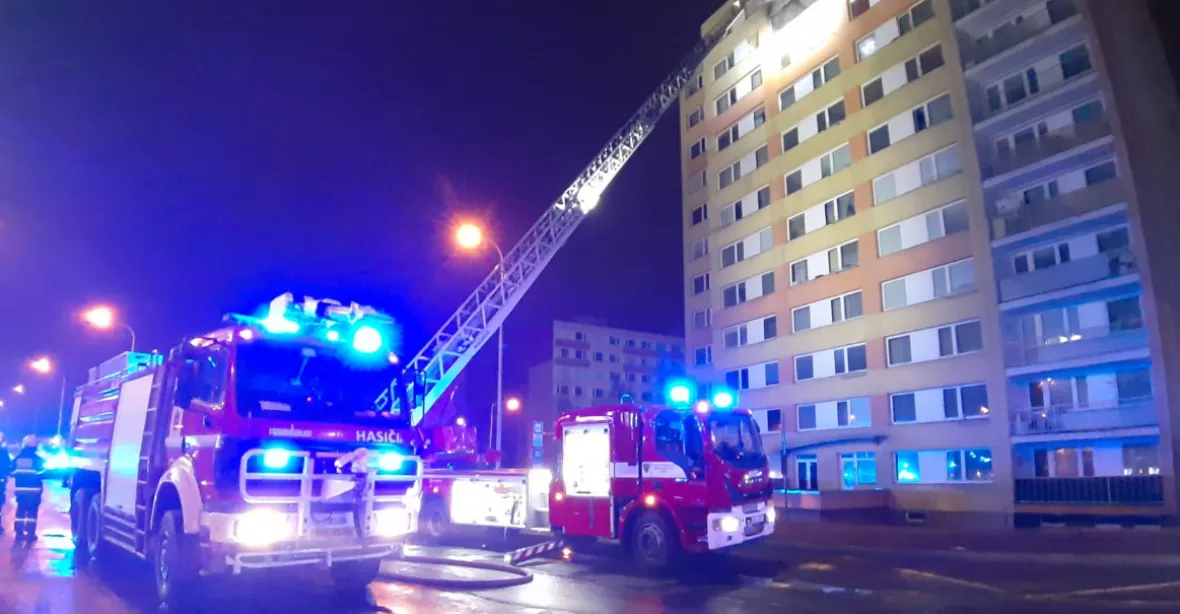 Požár v noci vyhnal lidi z panelového domu v Kladně. Jedna žena zemřela