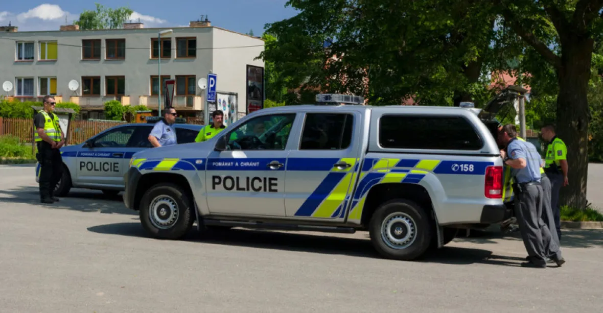 Další vloupání do domků v okolí Prahy. Policie použila i vrtulník