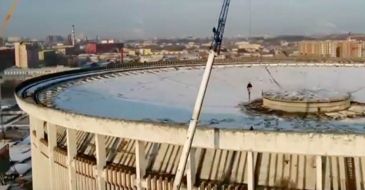 VIDEO: Dělník odřezal jeden nosník a v Petrohradě se zřítil celý hokejový stadion pro MS