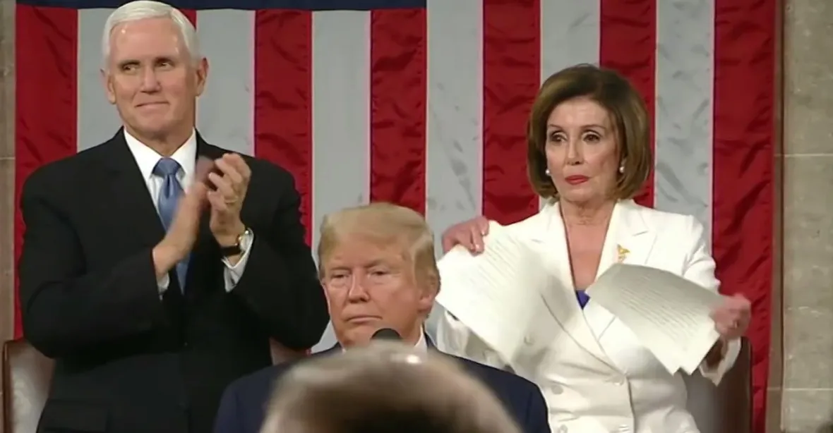 VIDEO: Trump odmítl podat ruku šéfce Sněmovny, ta roztrhala jeho projev