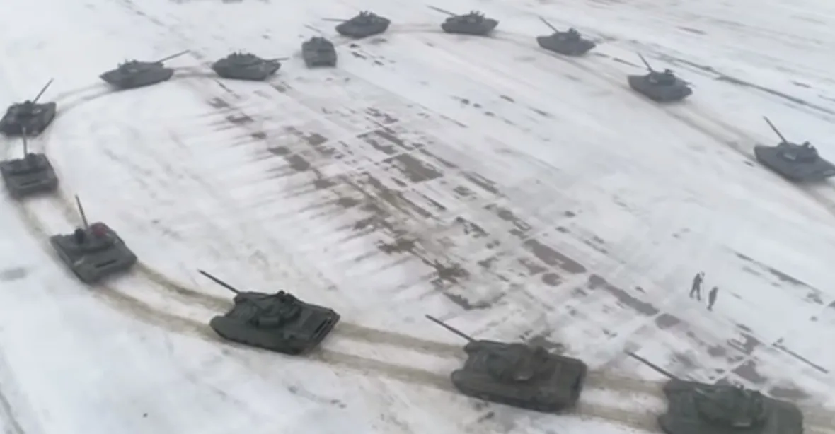 VIDEO: Ruská romantika. Voják nechal udělat srdce z tanků, požádal v něm přítelkyni o ruku