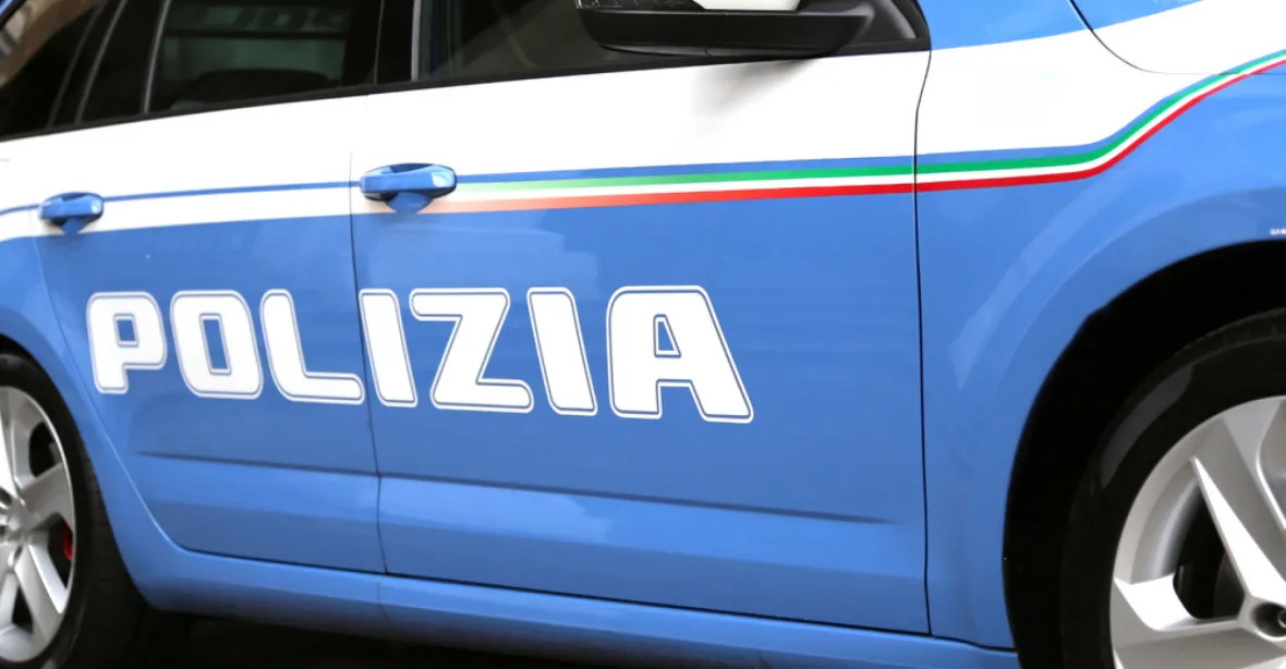 Ital na Sardinii zavraždil Češku před očima jejích malých dcer