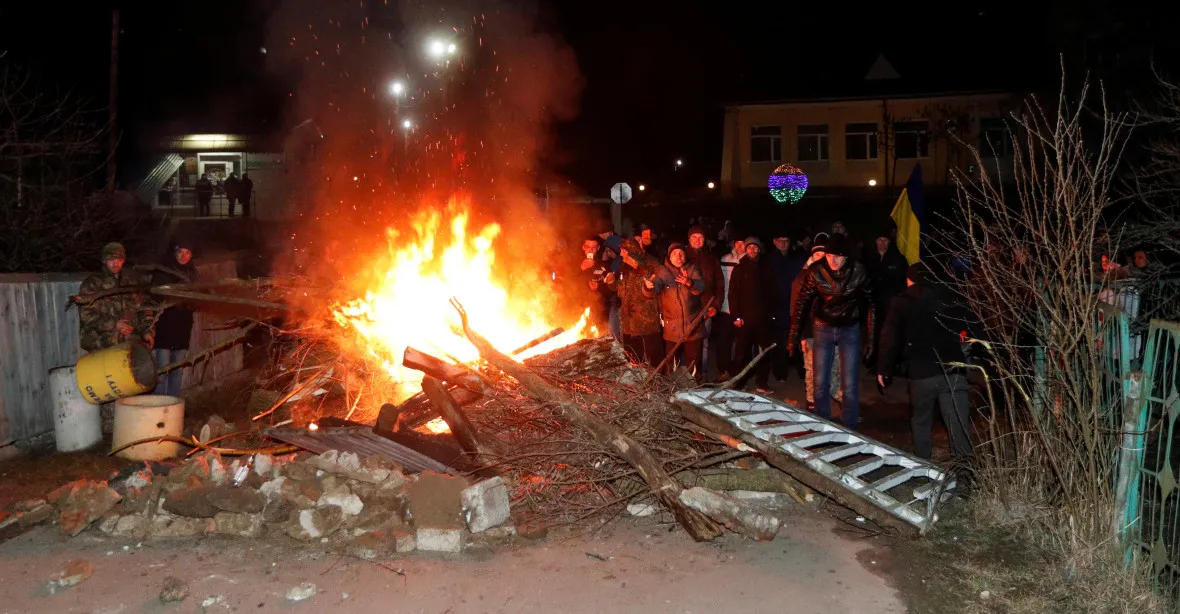 VIDEO: Barikády a ohně. Ukrajinská policie se střetla s demonstranty, kteří mají strach z koronaviru