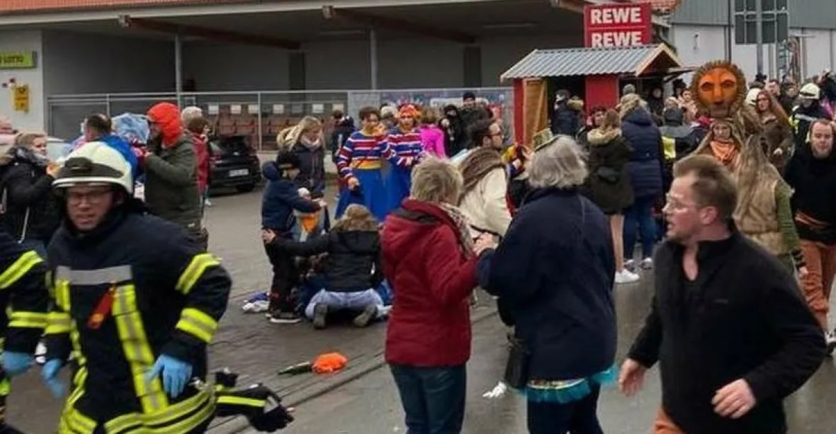 Muž v Německu úmyslně najel do masopustního průvodu, zranil 30 lidí