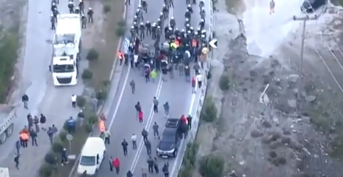 Přes 60 lidí zraněno na řeckých ostrovech. Demonstranti nechtějí nová střediska pro migranty