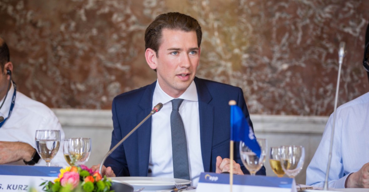 Rakouský kancléř a prezident ve sporu kvůli uprchlíkům. Kurz už žádné nechce