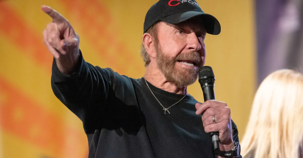 Chuck Norris – muž, který chytil koronavirus a znovu ho pustil, slaví kulatiny