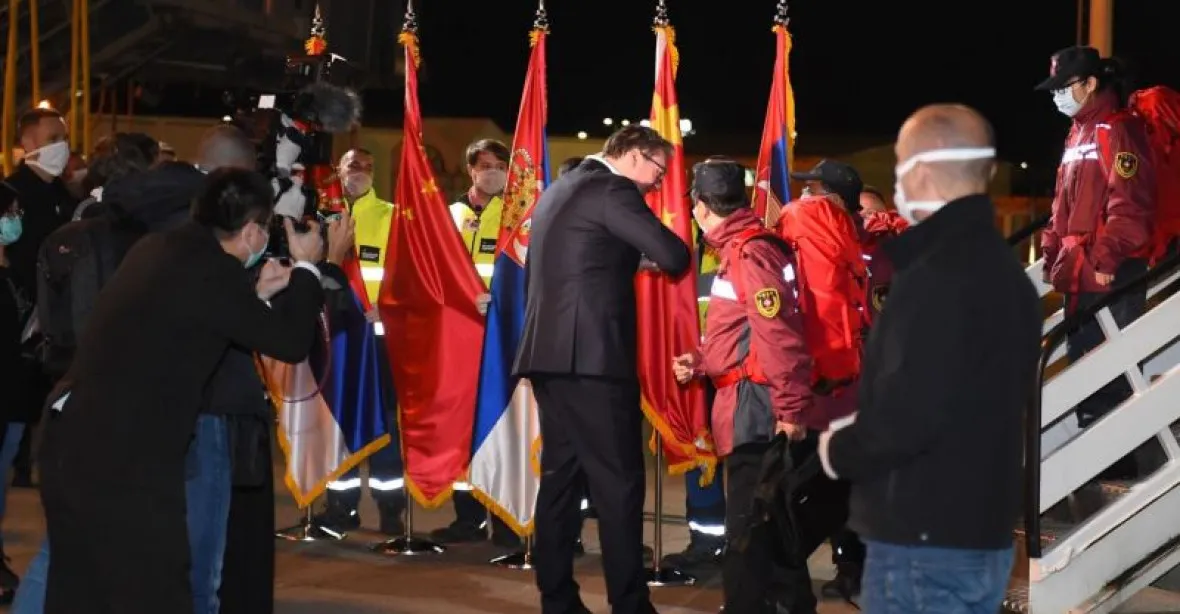 VIDEO: Srbové vítali pomoc z Číny, prezident políbil čínskou vlajku