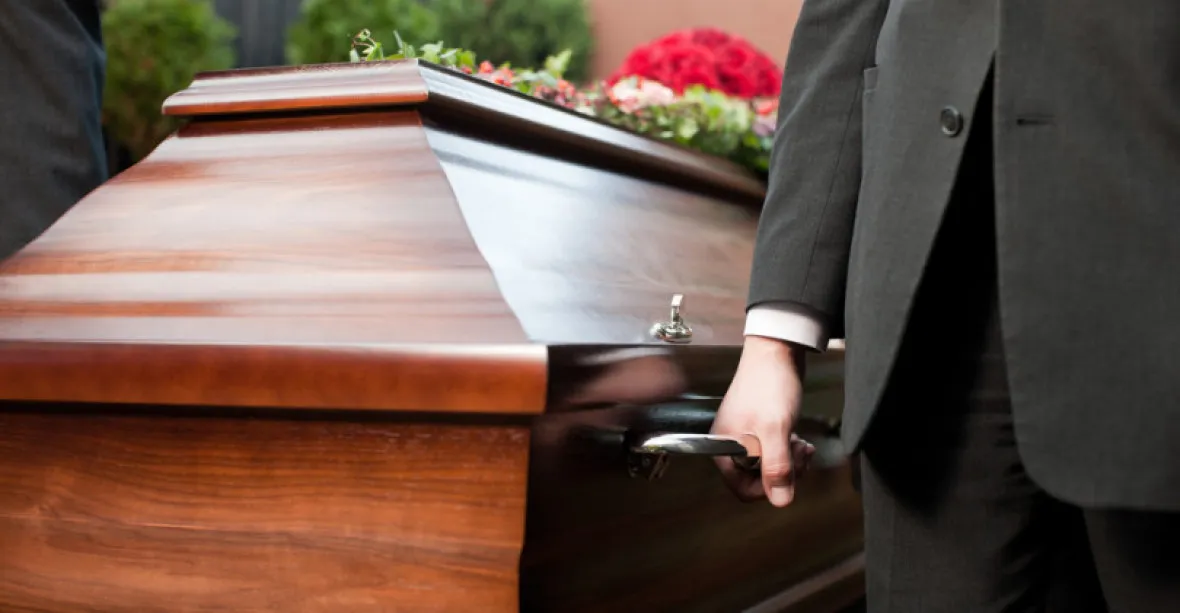 Pohřební služby se hroutí pod náporem, rakve jsou nedostatkové zboží