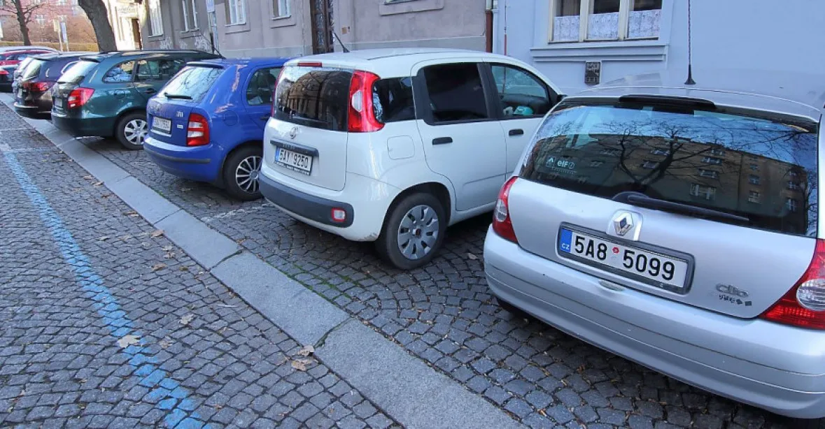 Vláda neprodloužila zrušení parkovacích modrých zón, od středy mohou být opět zpoplatněné