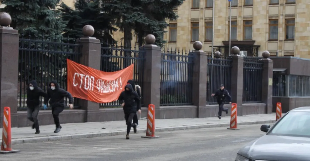 „Naše tanky budou v Praze!“ Extremisté napadli kvůli Koněvovi ambasádu ČR v Moskvě