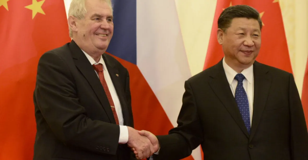 Čína díky koronavirové krizi upevňuje svůj vliv v Česku, varuje agentura AP