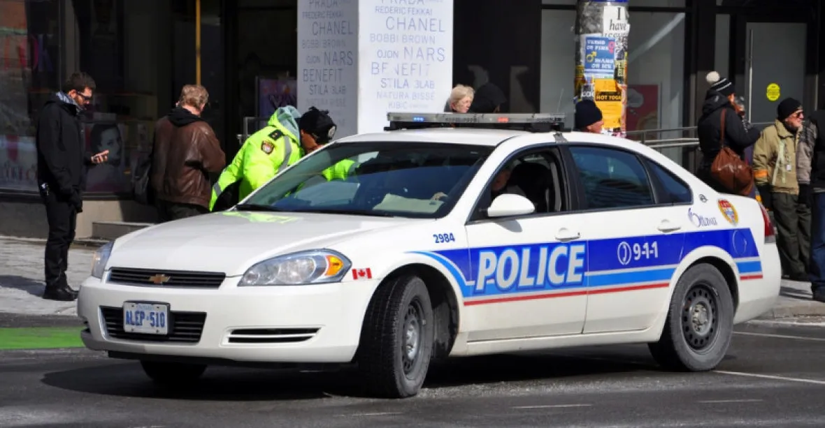 Střelec v Kanadě zabil nejméně 16 lidí, včetně policistky