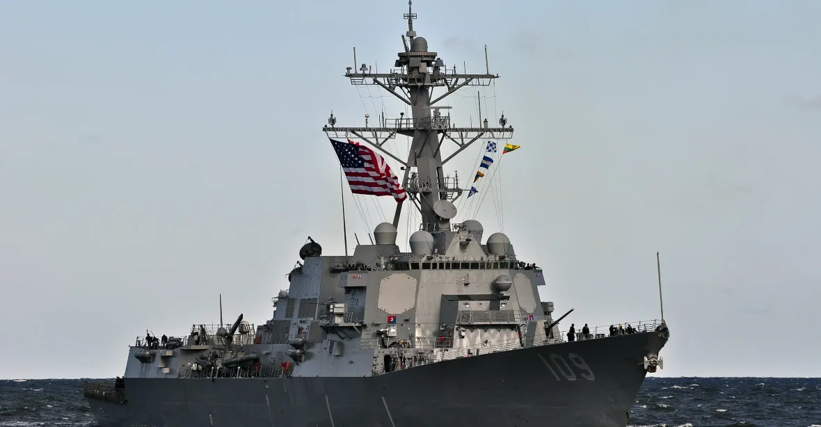 Zahajte palbu a zničte íránské lodě, nařídil Trump námořnictvu