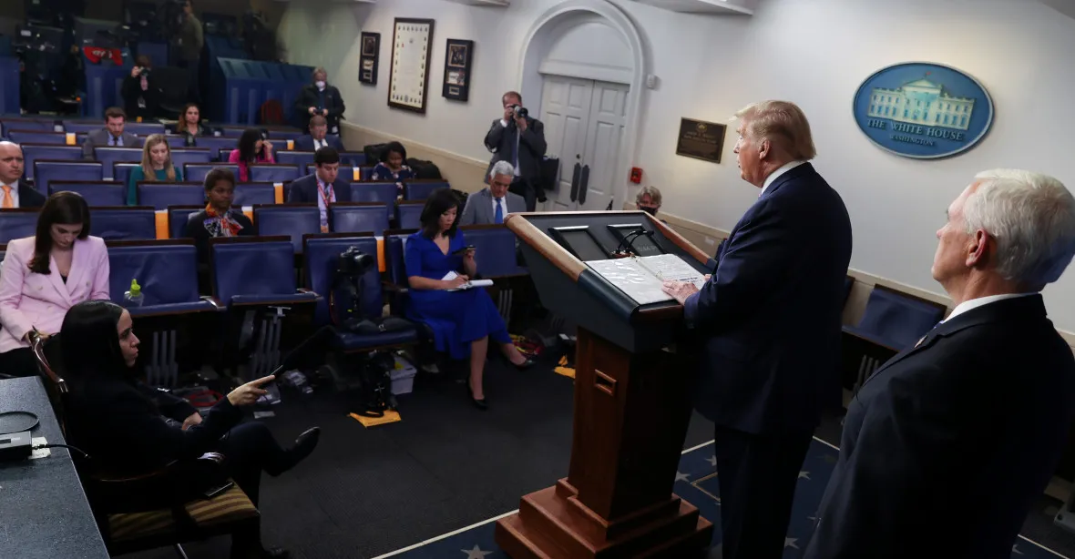 Trump omezuje tiskové konference. Novináři mu prý dávají „nepřátelské otázky“