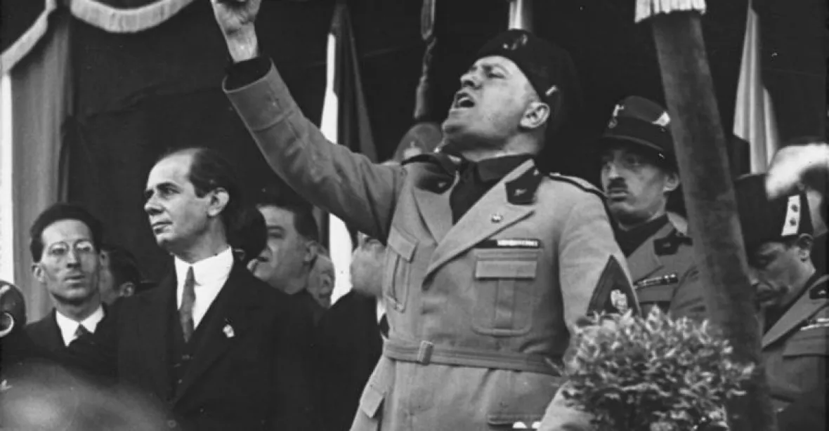 Mussolini skončil neslavně. Jeho mrtvola visela za nohy na náměstí