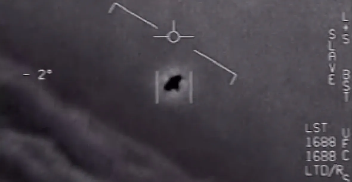 VIDEO: Pentagon zveřejnil tři videa, na kterých je zachycené UFO