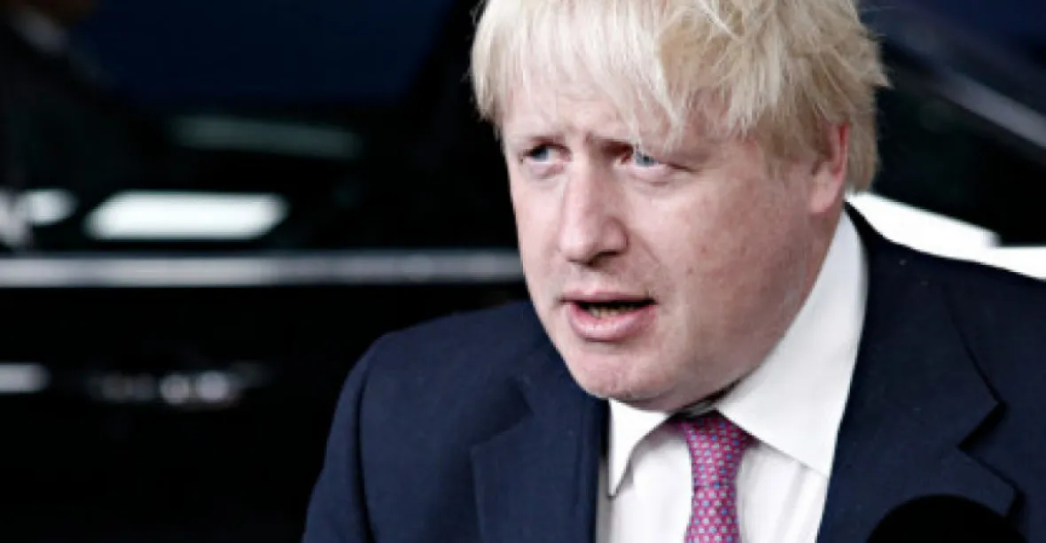 Boris Johnson prodělal těžký průběh covidu-19, protože má nadváhu