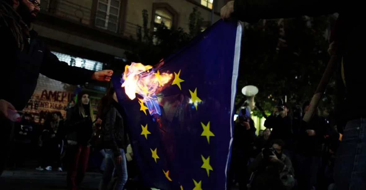 Za spálení vlajky EU nebo státu můžou jít výtržníci v Německu až na tři roky do vězení