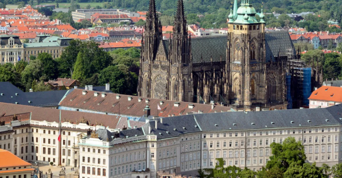 Pražský hrad se opět otevře veřejnosti, po letech zmizí kontroly. Jen dočasně