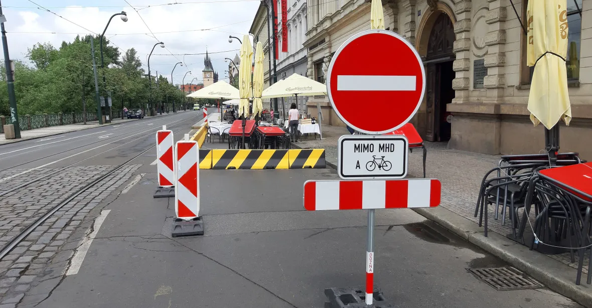 FOTO: Za betonovými zátarasy na silnici si můžete vychutnat pirátské korzo na Smetanově nábřeží