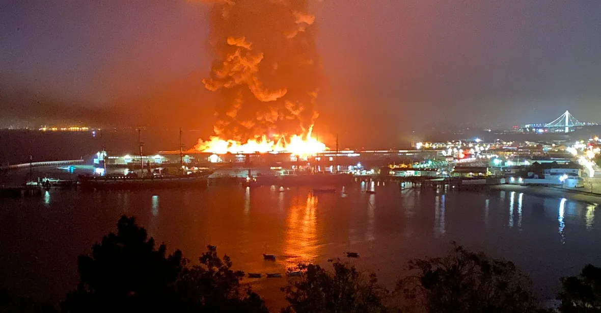 V San Francisku hoří historické molo, na místě zasahuje přes 125 hasičů