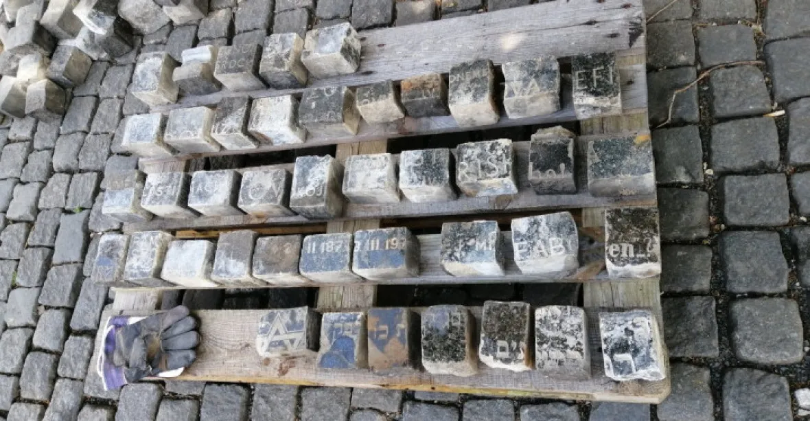 Kamenů z židovských náhrobků může být na Václavském náměstí až 10 000