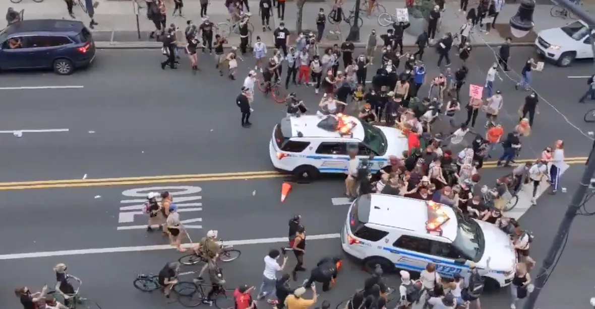 VIDEO: Smrt černocha Floyda žene davy do ulic. Policisté v New Yorku najeli do lidí