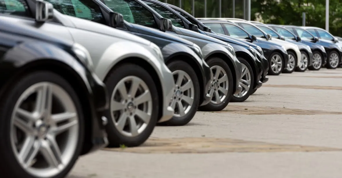 Tvrdá čísla od prodejců: Prodej nových osobních aut letos klesl o 30,3 procenta