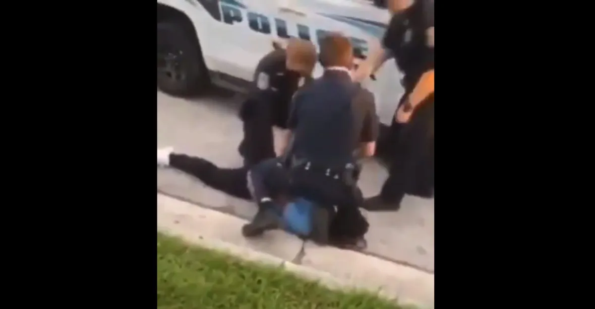 „Proč mě zatýkáte?“ Policista klečel muži na krku jen týden před Floydovou smrtí
