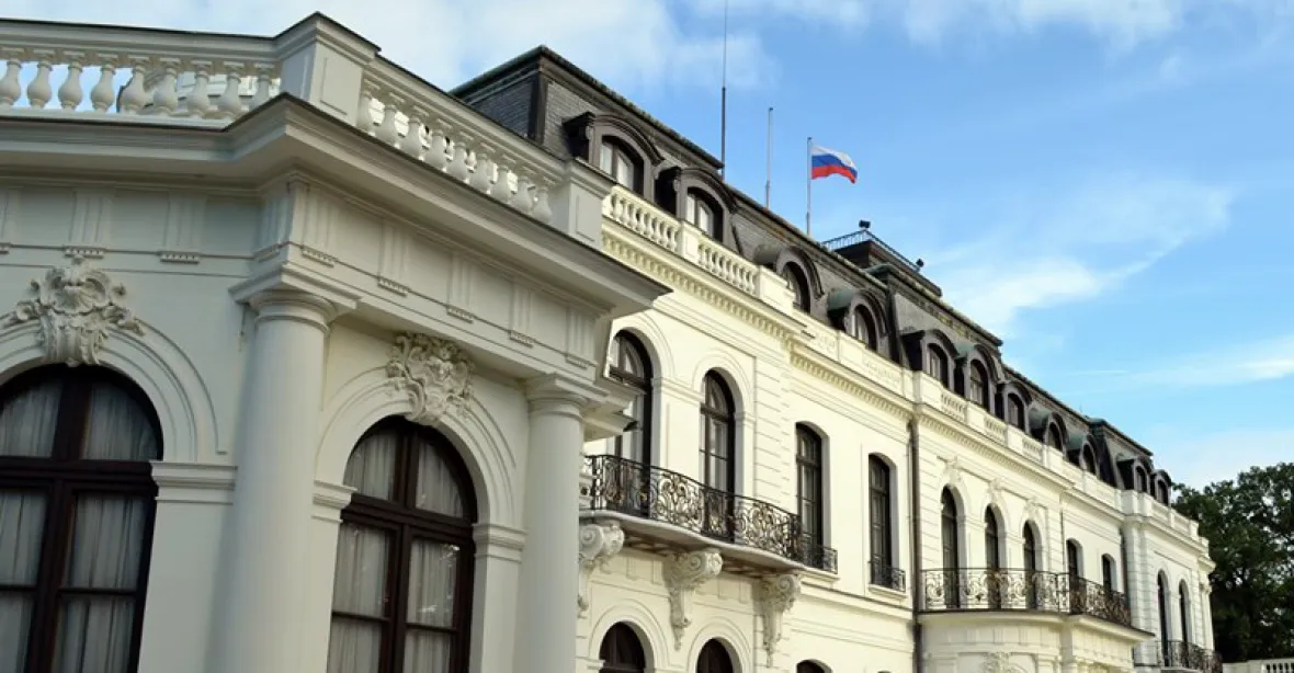 Moskva hrozí odplatou za vyhoštění diplomatů, ruská ambasáda ho považuje za „nepřátelský krok“