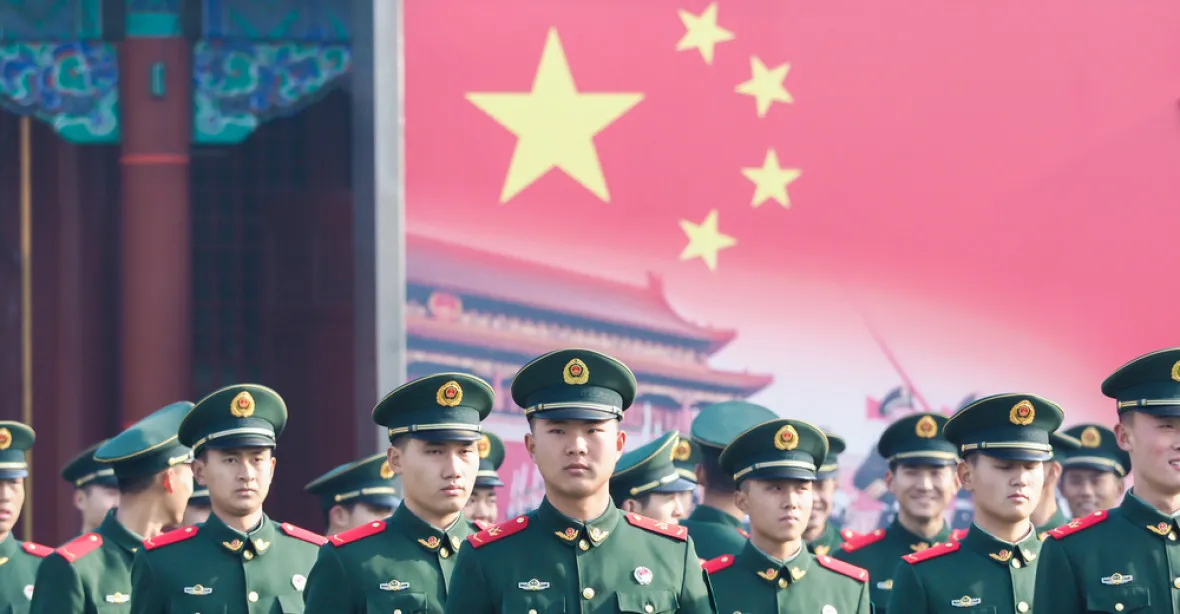 Čína začíná skrývat informace o propojování armády se soukromým sektorem. Toho se bojí USA
