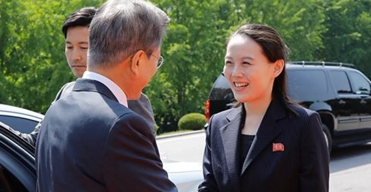Sestra Kim Čong-una získává moc. Osobně vyhrožuje vypovězením smlouvy s Jižní Koreou. Ta se lekla