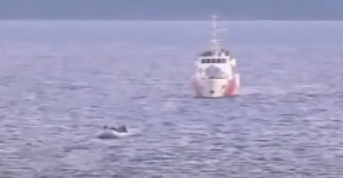VIDEO: Atény ukazují, jak turecká pobřežní stráž dopravází lodě migrantů do řeckých vod