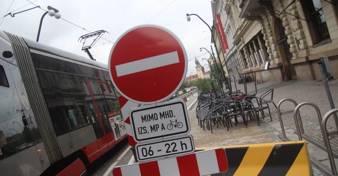 Dvouhodinová hádka o dopravě: Praha zvažuje zcela zavřít průjezd podél Vltavy