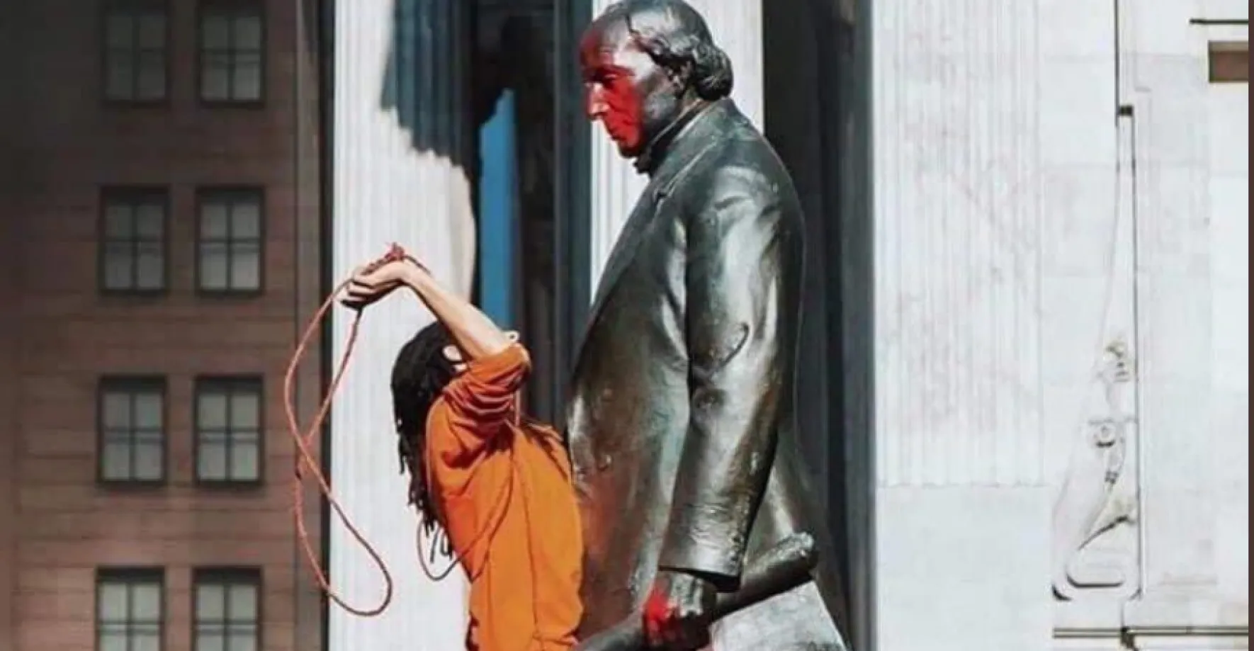 „Vrah. Kolonizátor.“ Dav zdevastoval i sochu bojovníka proti otrokářství