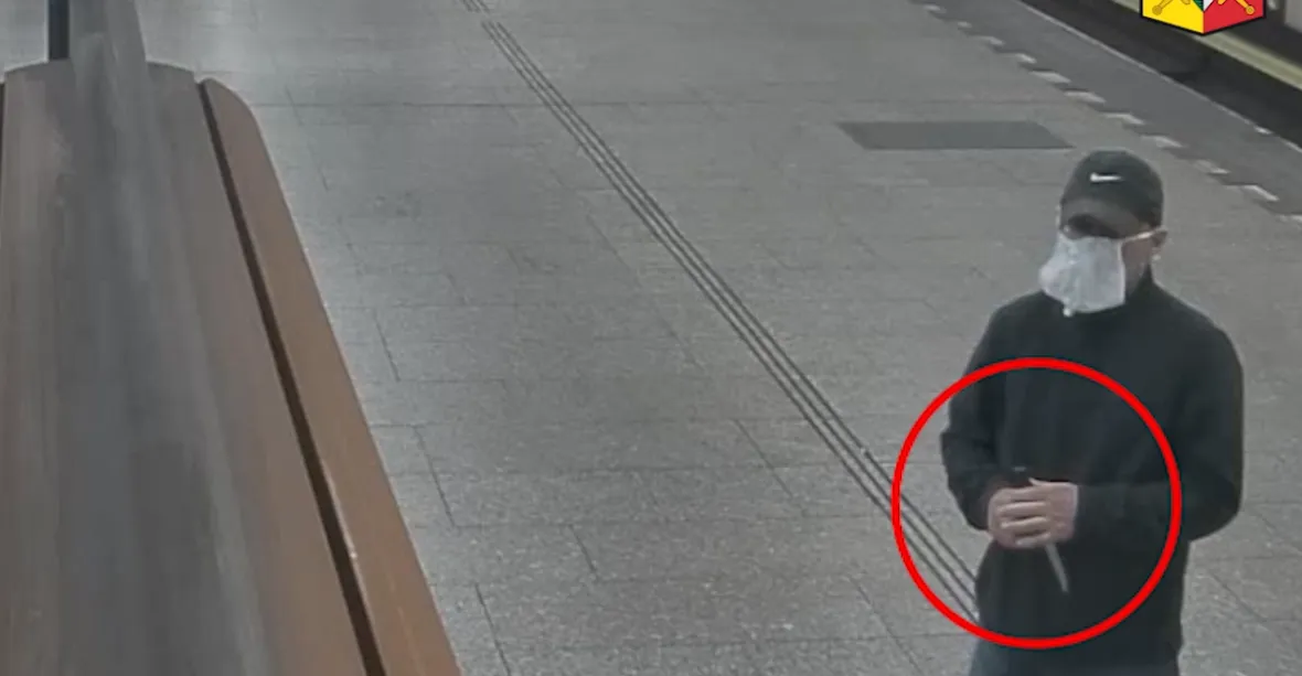 Muž s nožem napadl v Praze za noc tři dívky. Je surový, varuje policie