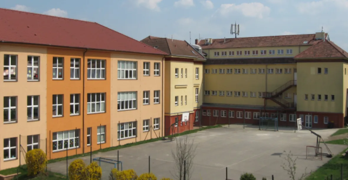Ředitel pražské základní školy má koronavirus. Škola kvůli tomu v pondělí neotevře
