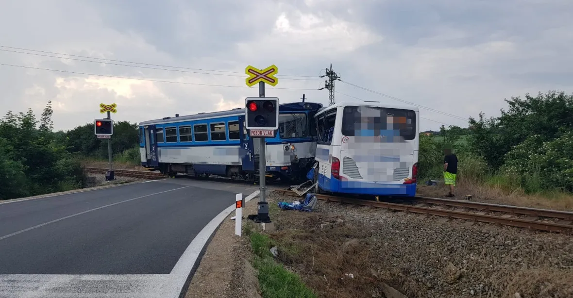 Na Benešovsku se srazil autobus s vlakem. Světla fungovala