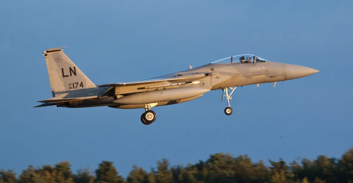 Do Severního moře se zřítila americká stíhačka F-15, pilot zemřel