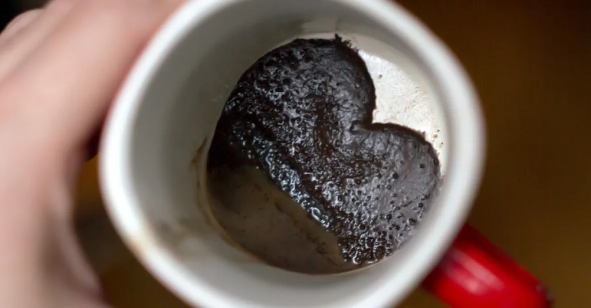 Co s kávovým odpadem? Britský startup z něho tvoří biopalivo