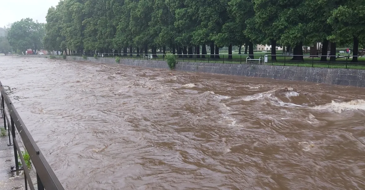 Česko trápil vytrvalý déšť, v rozvodněné řece u Osoblahy zemřel člověk