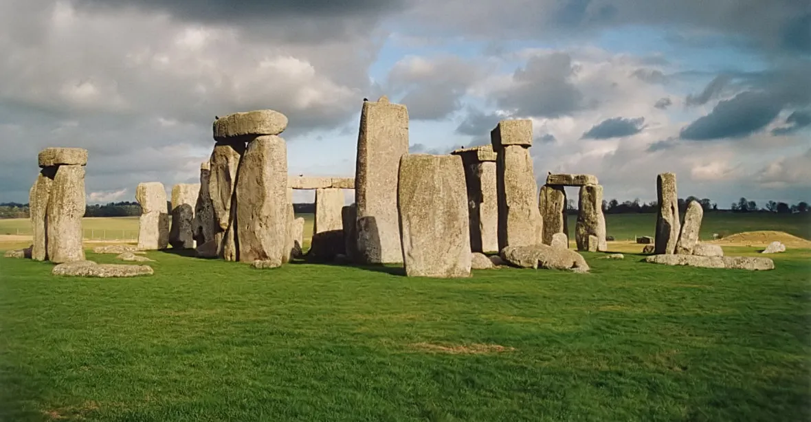 Slunovrat letos Britové u mýtického Stonehenge neoslaví. Kvůli koronaviru