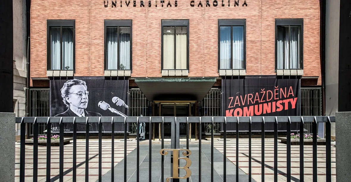 Veřejné budovy vyvěsily transparent připomínající vraždu Horákové. Filozofická fakulta odmítla
