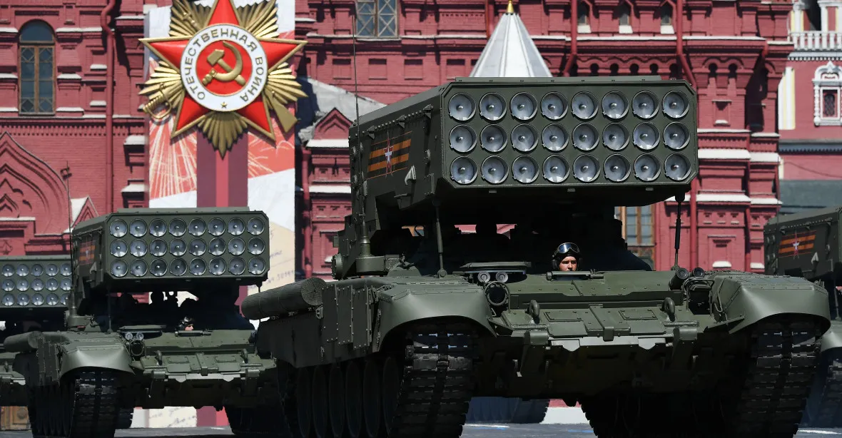 VIDEO: Moskva ukázala na přehlídce vojenskou sílu. Zemana nahradil velvyslanec