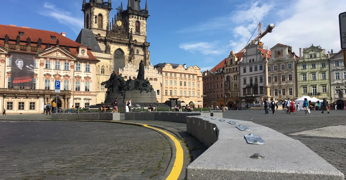 Nešťastné zkrášlování Prahy. Ohavné žluto-černé bloky vystřídaly žulové kvádry