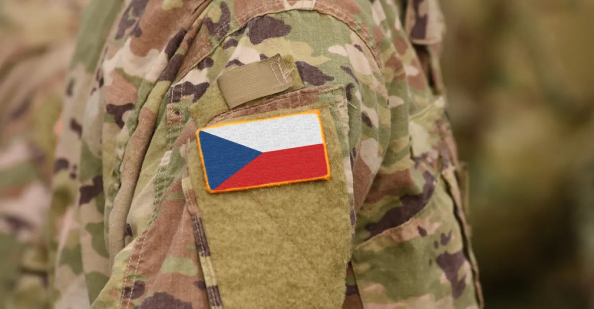 Ve skladu munice na Rychnovsku zemřel po střelbě vojenský policista