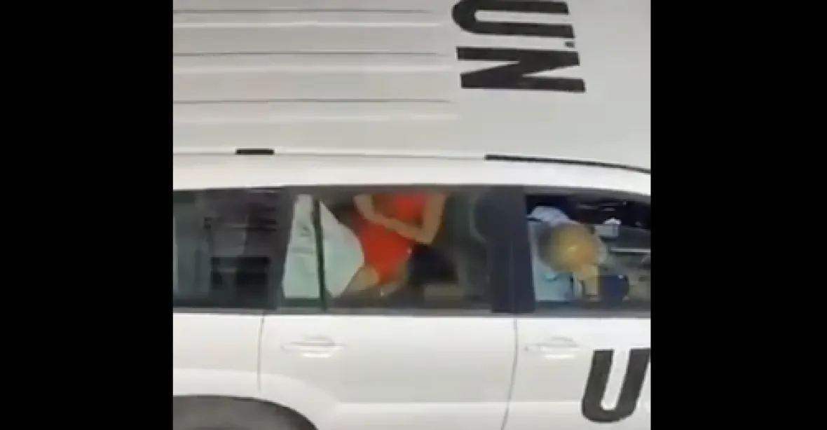 „Pobuřující, odpudivé.“ OSN řeší video ukazující sex v autě světové organizace