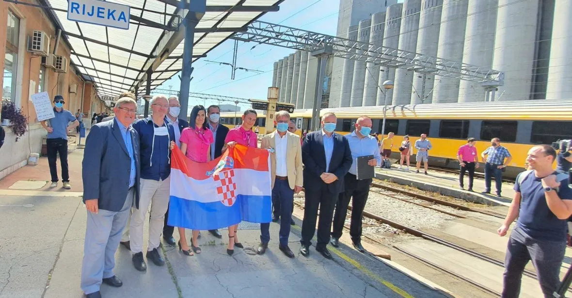 VIDEO: „Vítejte zpět!“ Chorvatský ministr vyhlížel vlak s českými turisty